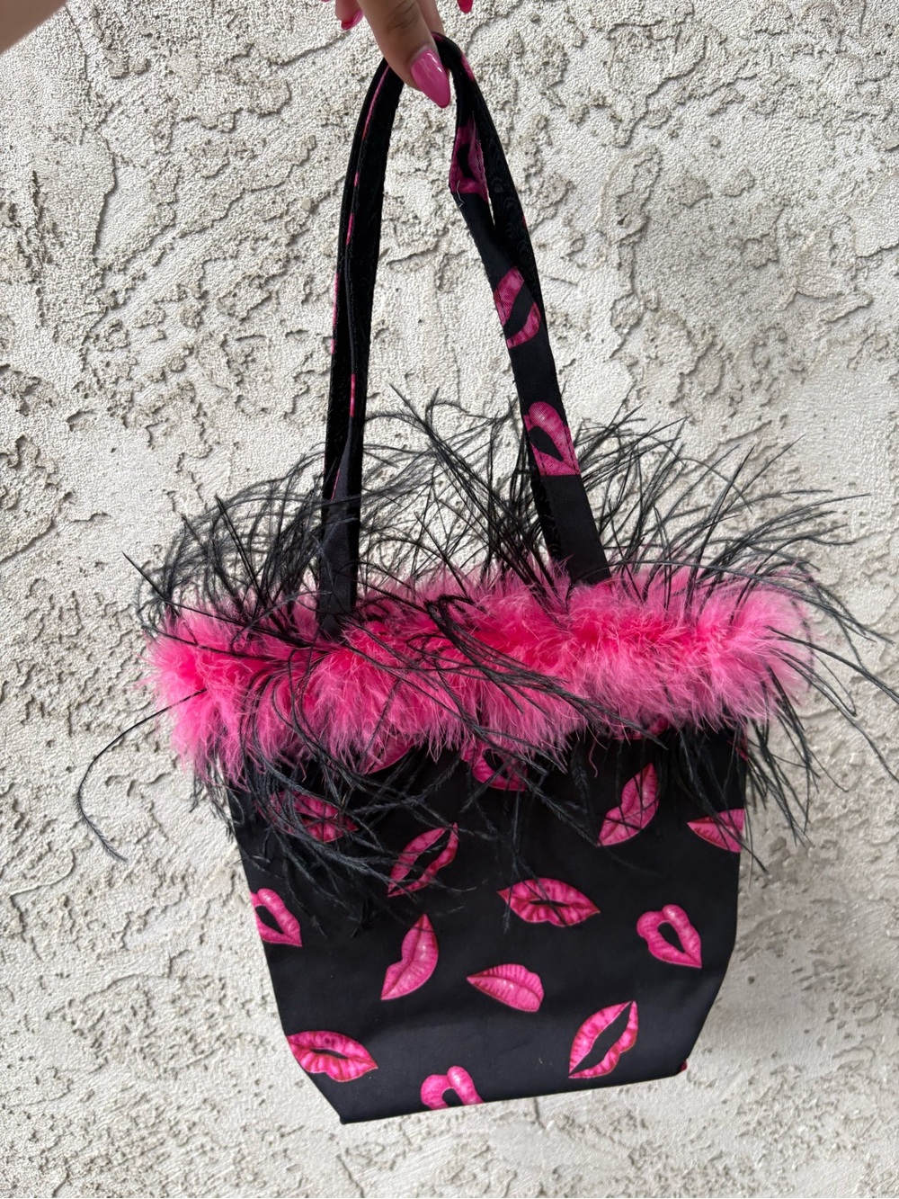 Black & Hot Pink Feather Trim Lip-Print Shoulder Bag